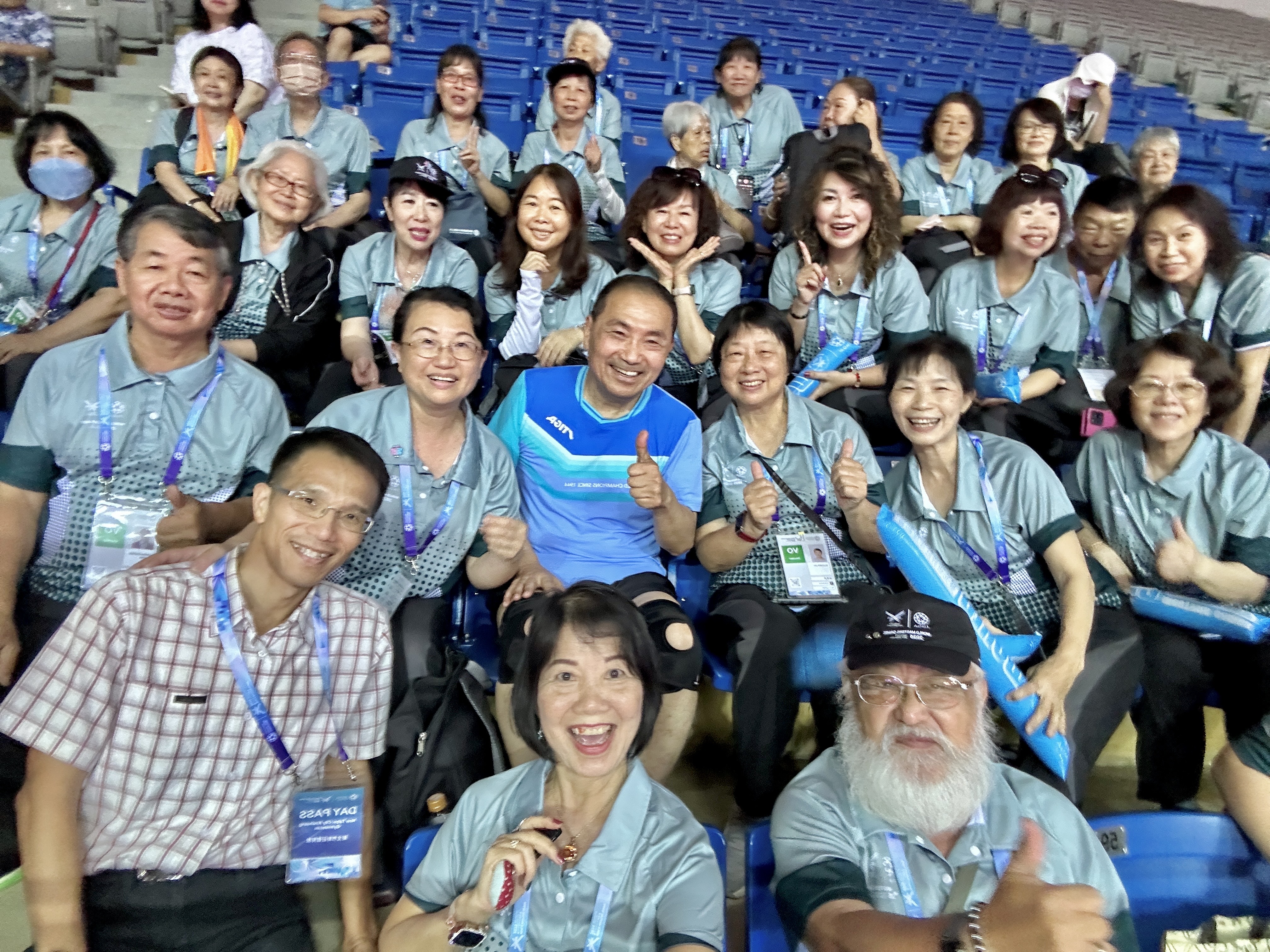 新北市百合志願服務協會志工隊在新莊體育館服務 在賽事服勤結束後與侯友宜市長合影